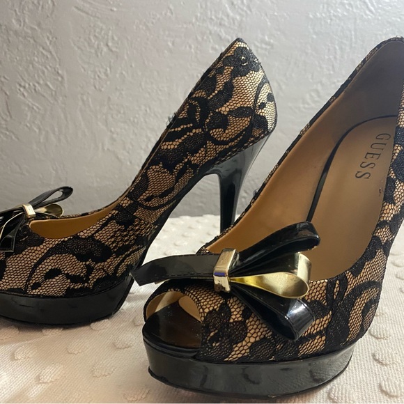 Guess lace peep toe pumps with a metal bow on the toe - Picture 14 of 16